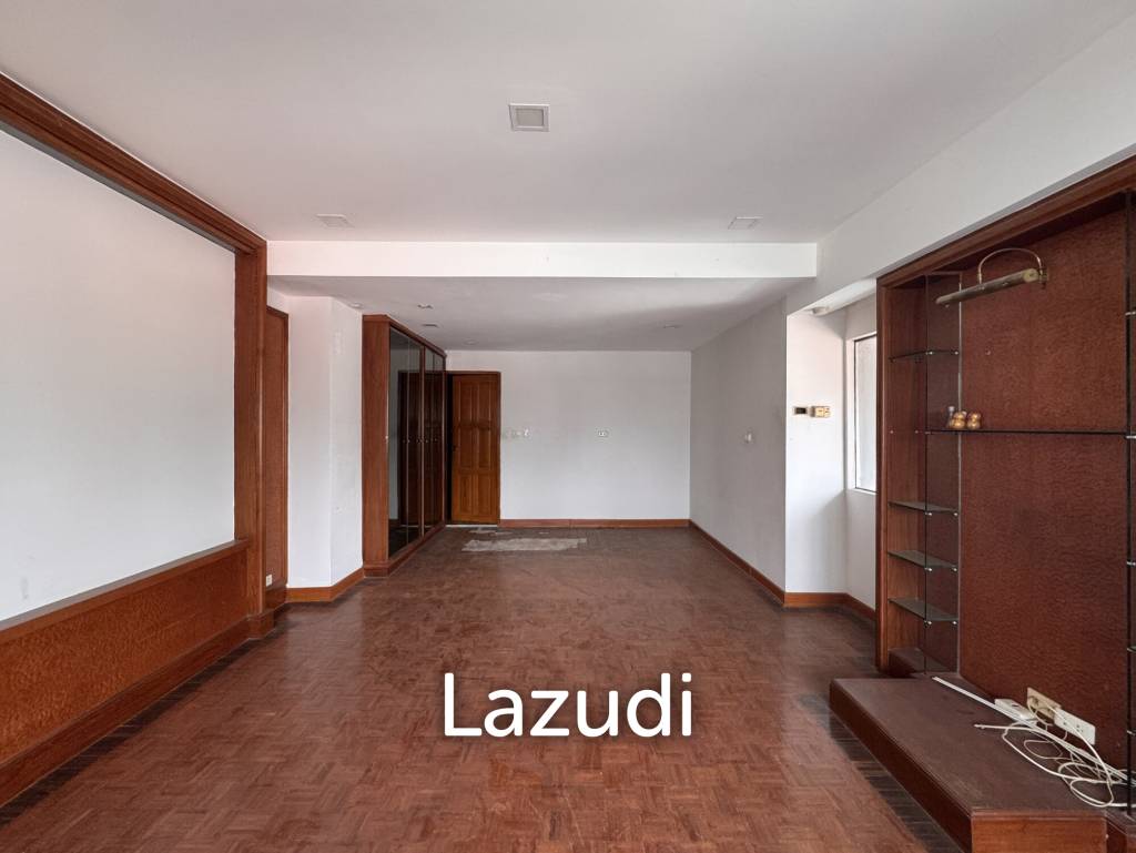 205 sqm 3-Bed Condo with Huge Terrace in Khlong Toei Nuea, Bangkok