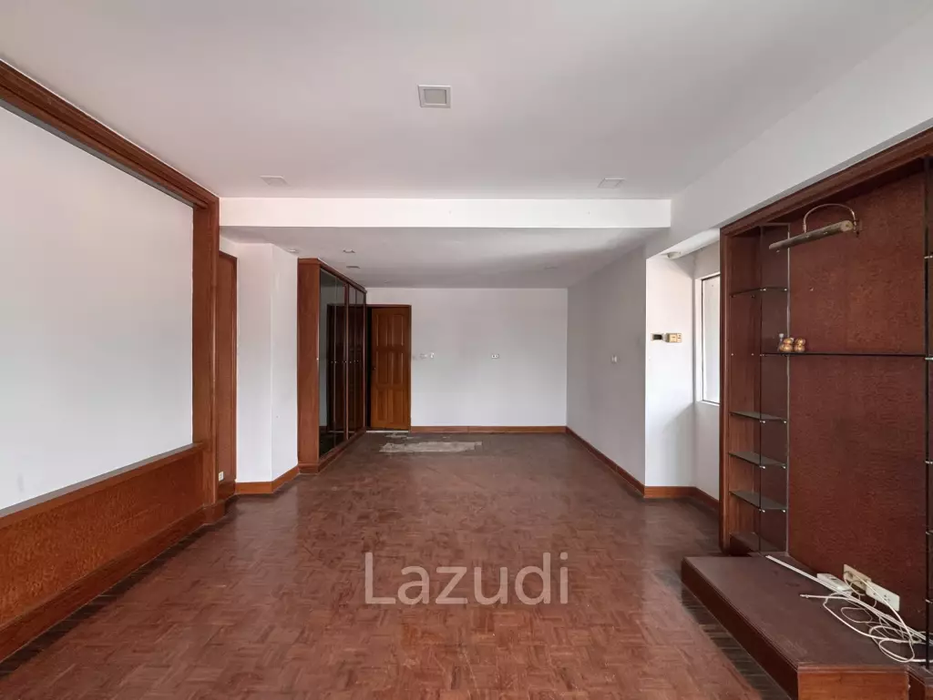 205 sqm 3-Bed Condo with Huge Terrace in Khlong Toei Nuea, Bangkok
