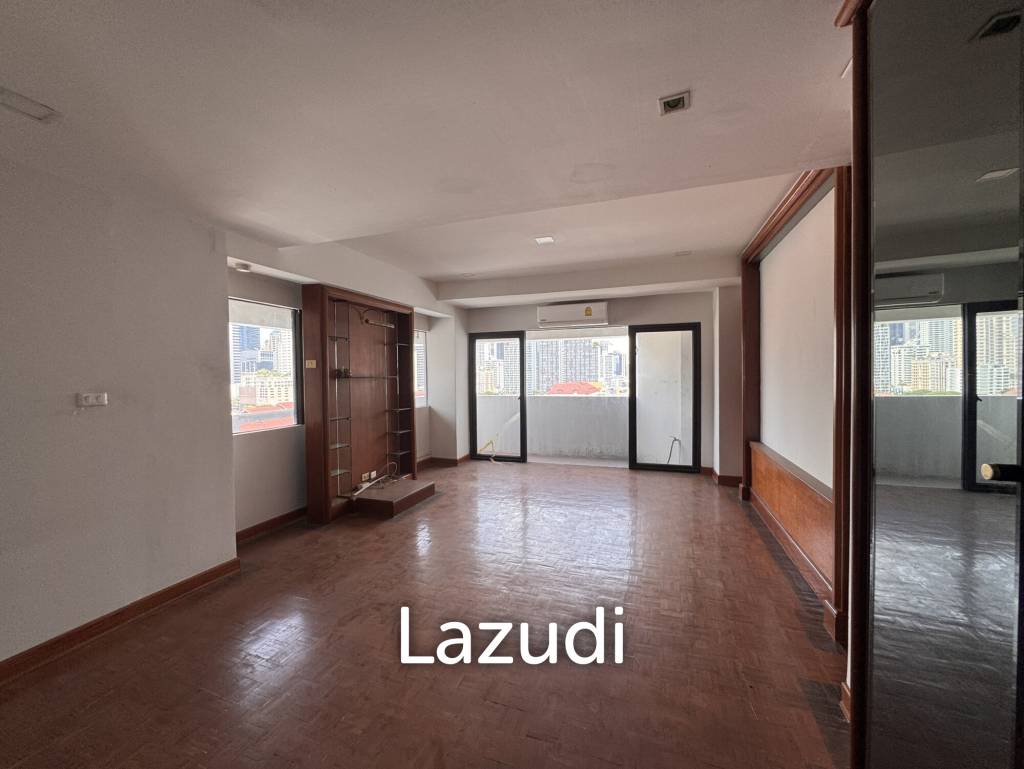 205 sqm 3-Bed Condo with Huge Terrace in Khlong Toei Nuea, Bangkok