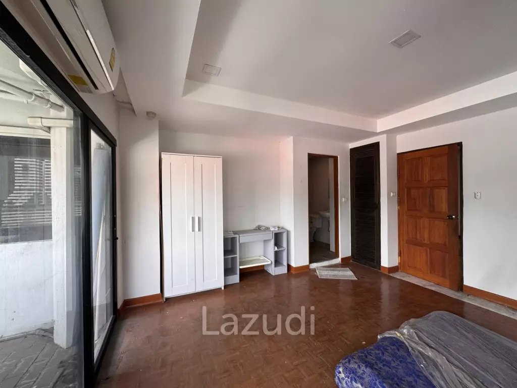 205 sqm 3-Bed Condo with Huge Terrace in Khlong Toei Nuea, Bangkok