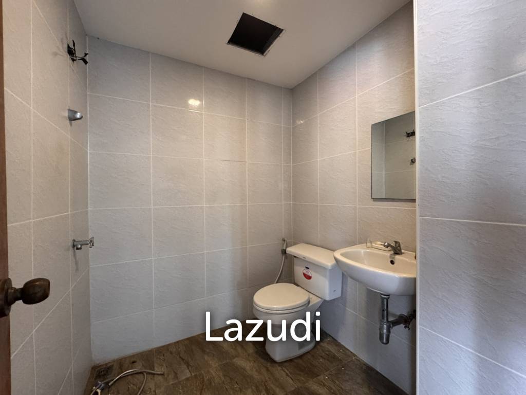 205 sqm 3-Bed Condo with Huge Terrace in Khlong Toei Nuea, Bangkok