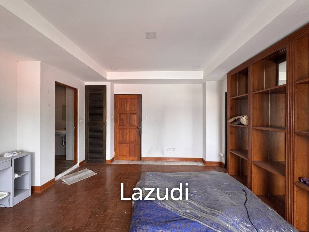 205 sqm 3-Bed Condo with Huge Terrace in Khlong Toei Nuea, Bangkok