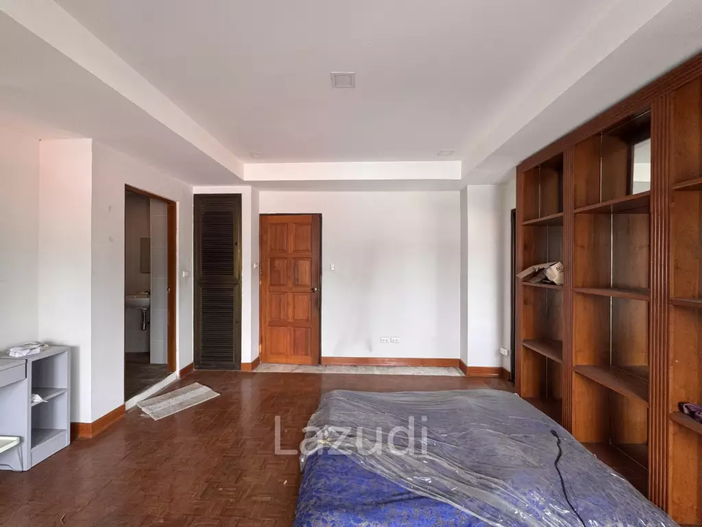 205 sqm 3-Bed Condo with Huge Terrace in Khlong Toei Nuea, Bangkok