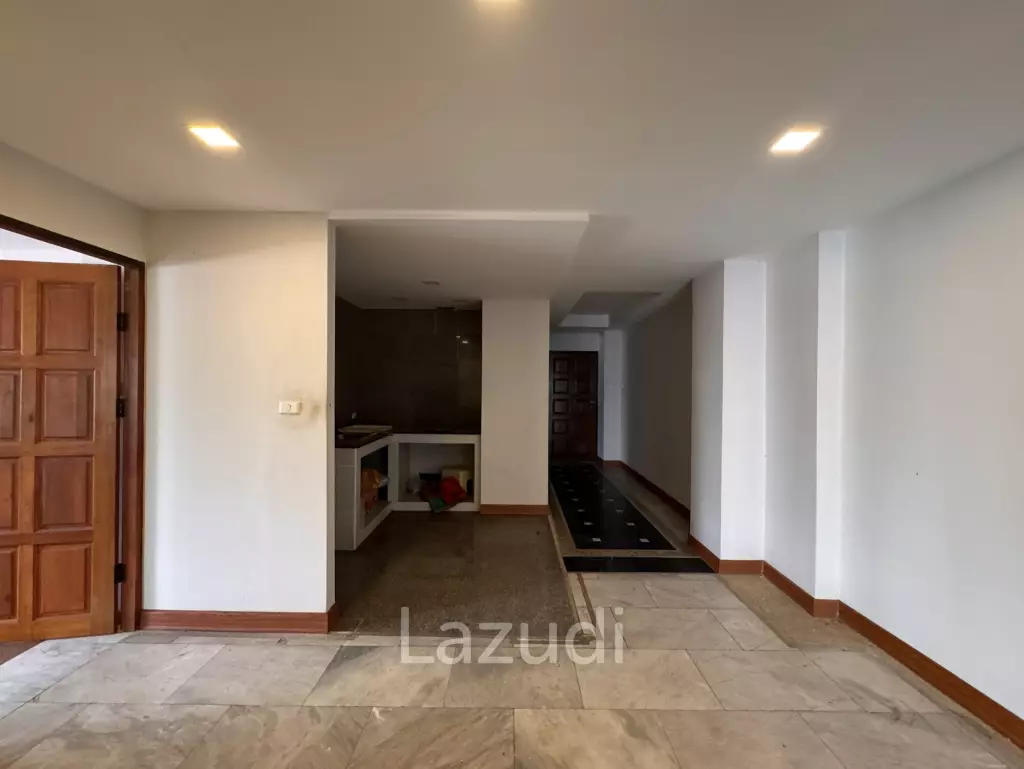 205 sqm 3-Bed Condo with Huge Terrace in Khlong Toei Nuea, Bangkok