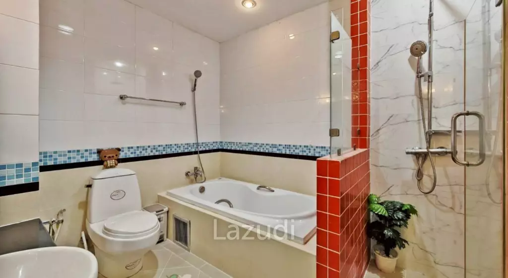 75 sqm high-floor condo at CitiSmart Sukhumvit 18 Khlong Toei Bangkok