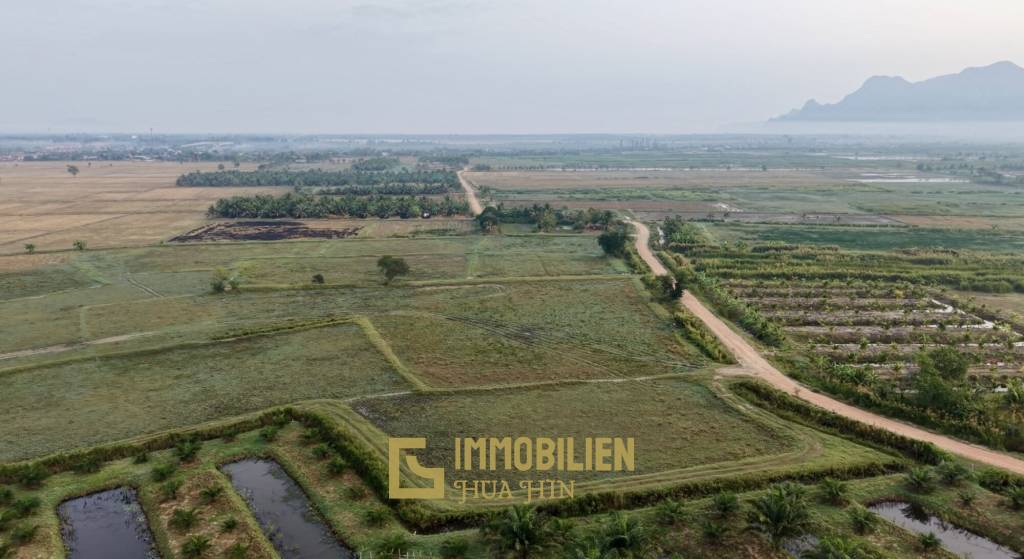 9.484 qm Land in Rai Mai, Sam Roi Yot mit Bergblick und Landwirtschaftspotenzial