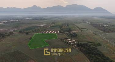 9.484 qm Land in Rai Mai, Sam Roi Yot mit Bergblick und Landwirtschaftspotenzial