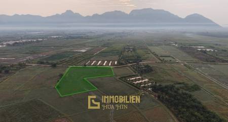 9.484 qm Land in Rai Mai, Sam Roi Yot mit Bergblick und Landwirtschaftspotenzial