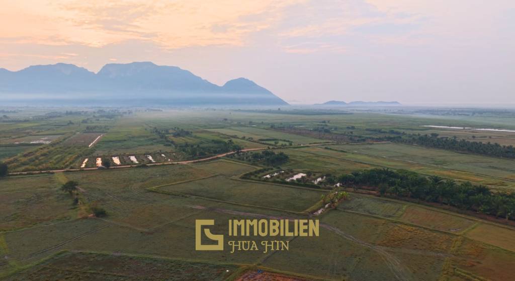 9.484 qm Land in Rai Mai, Sam Roi Yot mit Bergblick und Landwirtschaftspotenzial