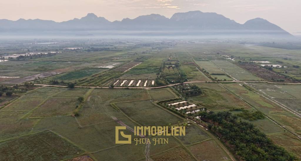 9.484 qm Land in Rai Mai, Sam Roi Yot mit Bergblick und Landwirtschaftspotenzial