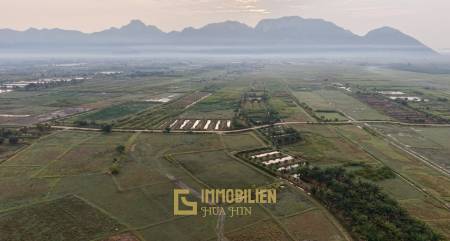 9.484 qm Land in Rai Mai, Sam Roi Yot mit Bergblick und Landwirtschaftspotenzial