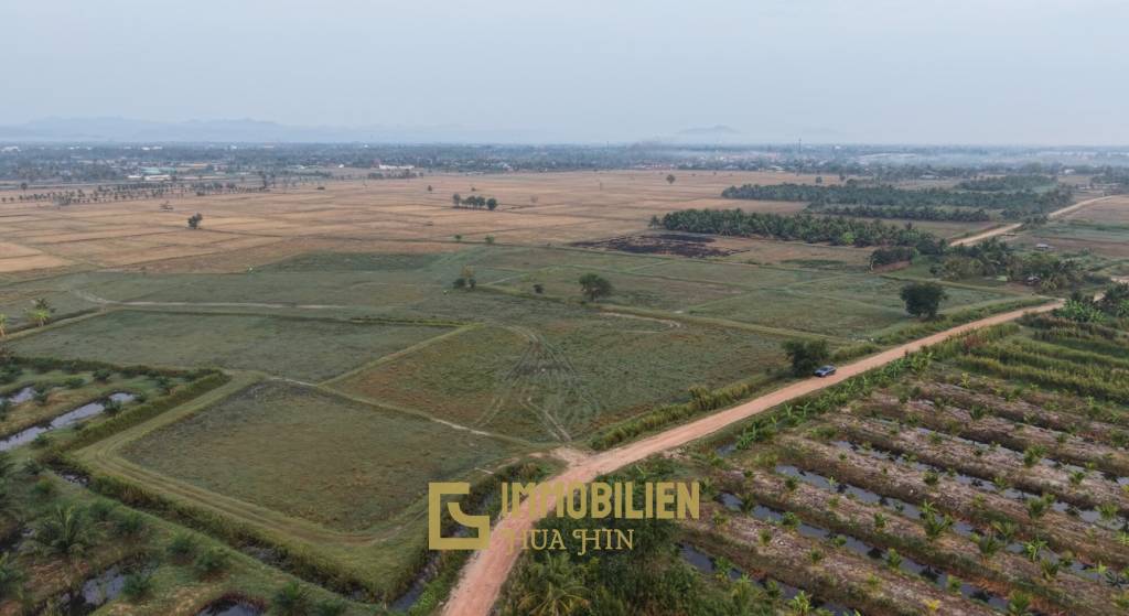 9.484 qm Land in Rai Mai, Sam Roi Yot mit Bergblick und Landwirtschaftspotenzial
