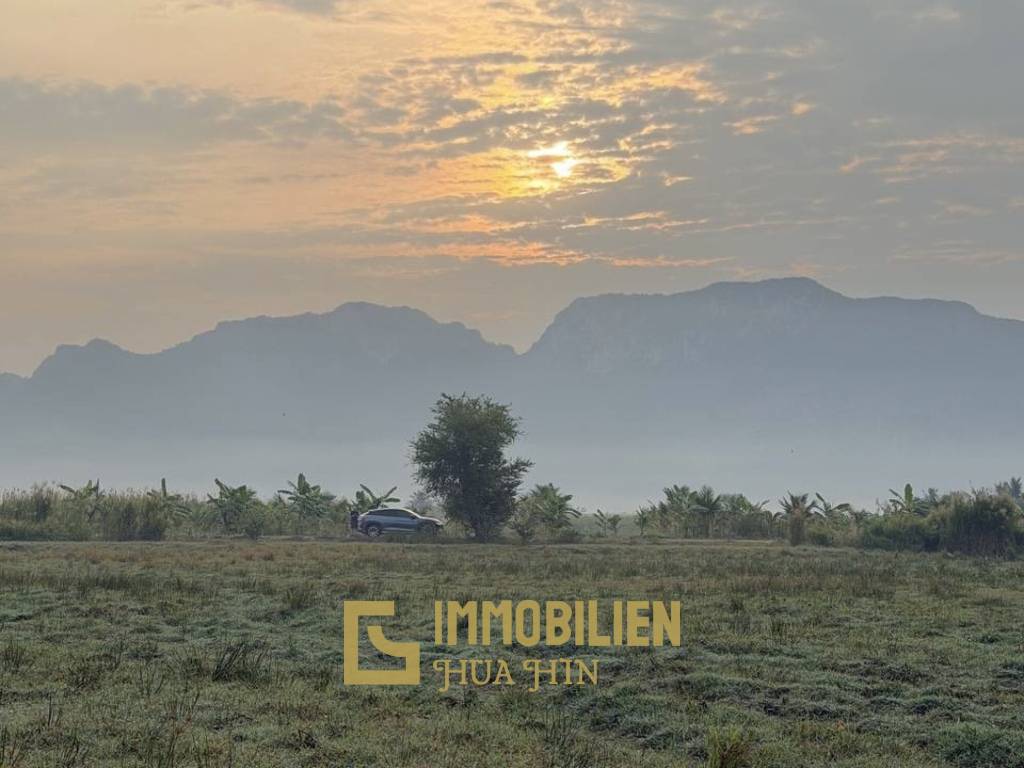 9.484 qm Land in Rai Mai, Sam Roi Yot mit Bergblick und Landwirtschaftspotenzial