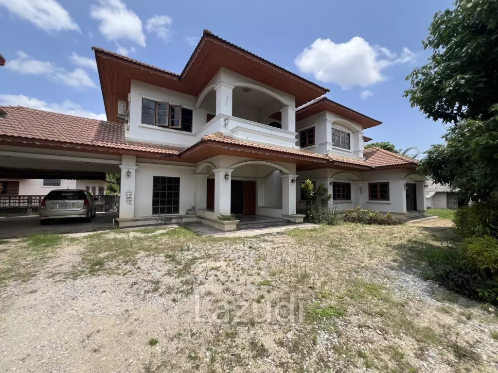 2 Storey House with 6 bedrooms next to main road at Tha Sut