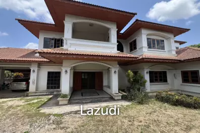 2 Storey House with 6 bedrooms next to main road at Tha Sut