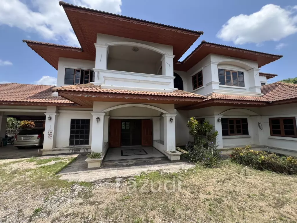 2 Storey House with 6 bedrooms next to main road at Tha Sut