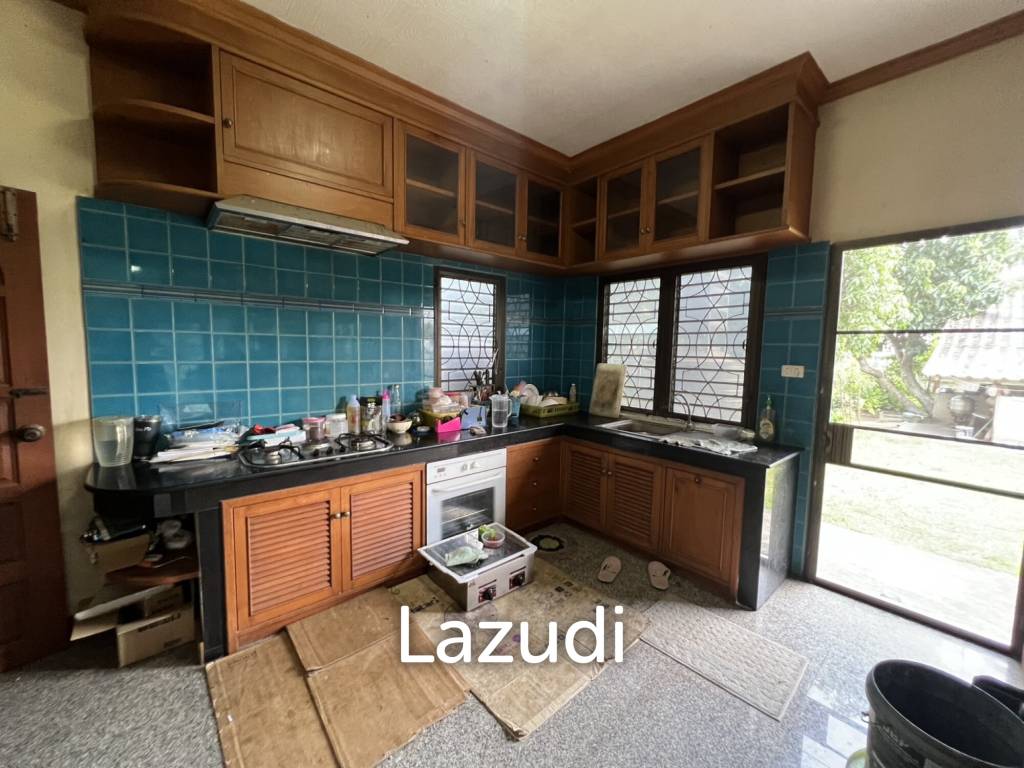 2 Storey House with 6 bedrooms next to main road at Tha Sut