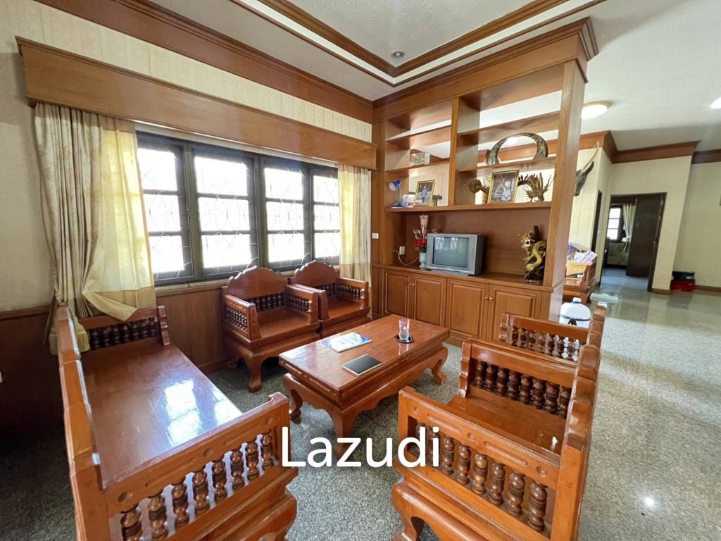 2 Storey House with 6 bedrooms next to main road at Tha Sut