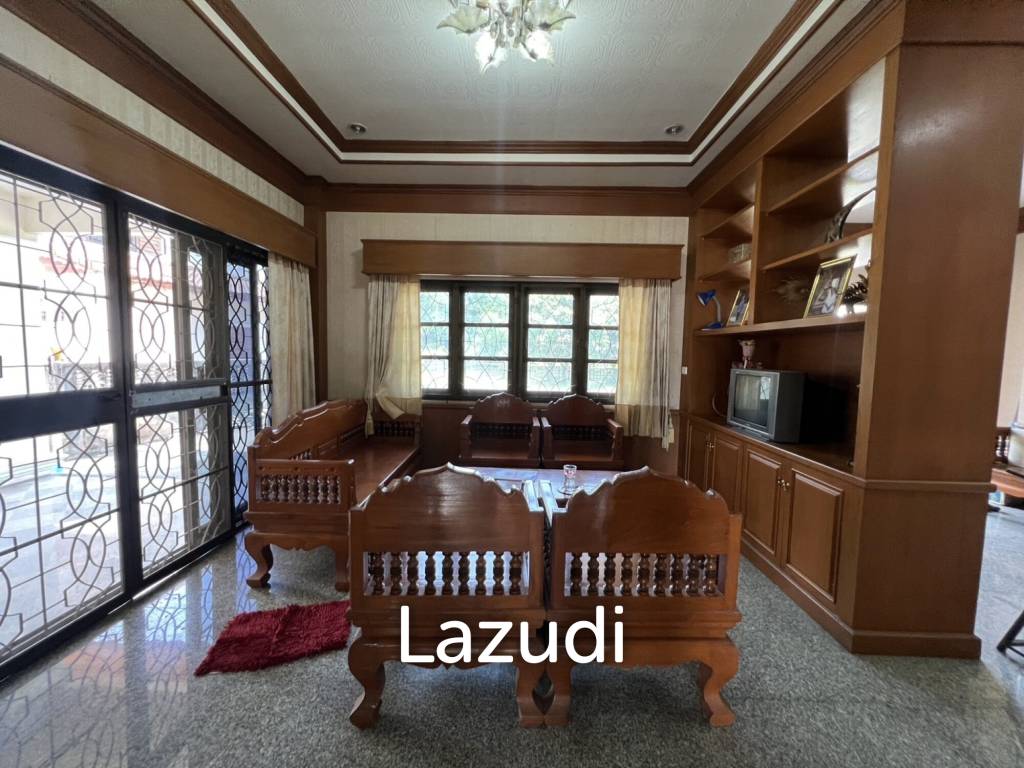 2 Storey House with 6 bedrooms next to main road at Tha Sut
