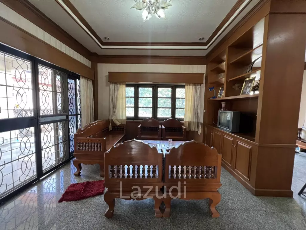 2 Storey House with 6 bedrooms next to main road at Tha Sut