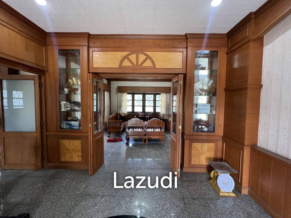 2 Storey House with 6 bedrooms next to main road at Tha Sut