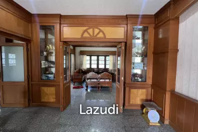 2 Storey House with 6 bedrooms next to main road at Tha Sut