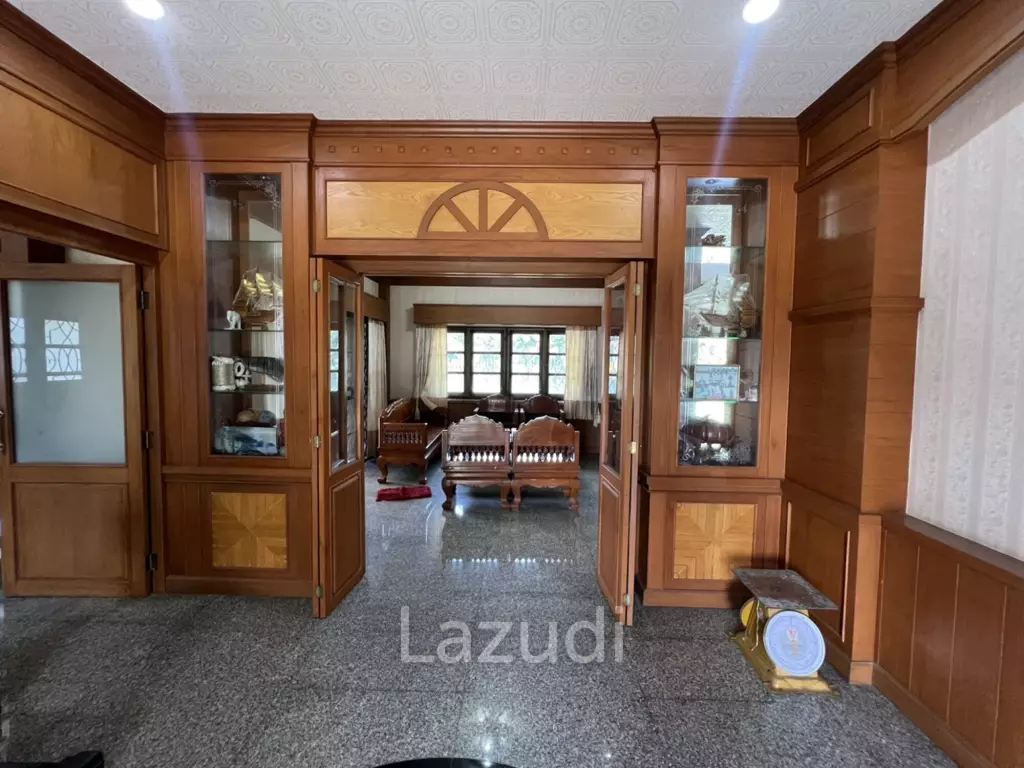 2 Storey House with 6 bedrooms next to main road at Tha Sut