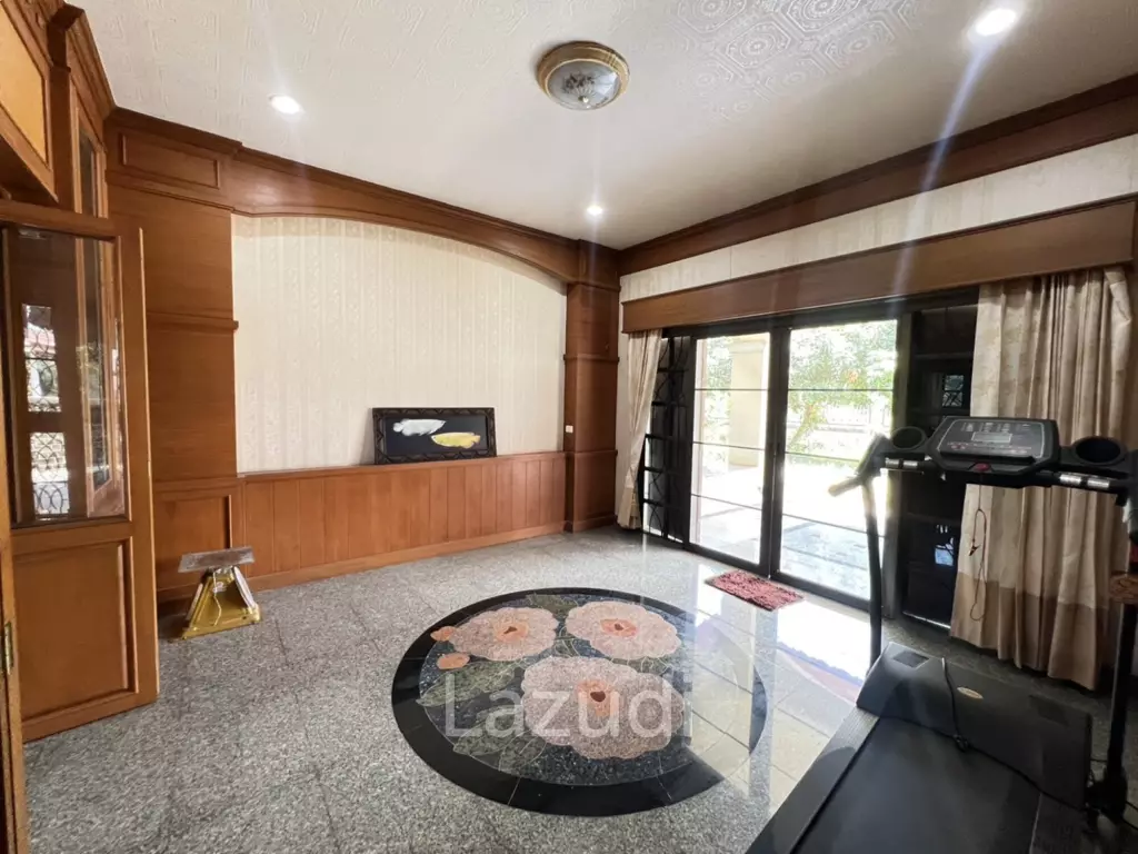 2 Storey House with 6 bedrooms next to main road at Tha Sut