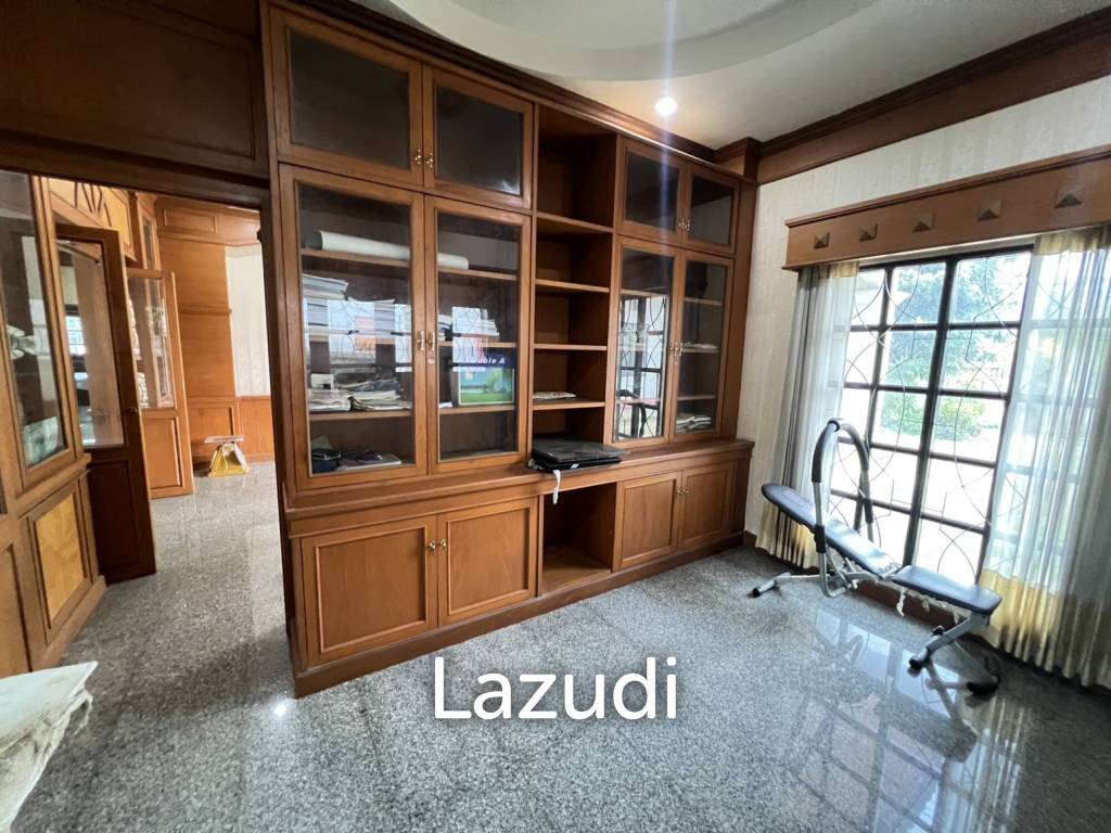 2 Storey House with 6 bedrooms next to main road at Tha Sut