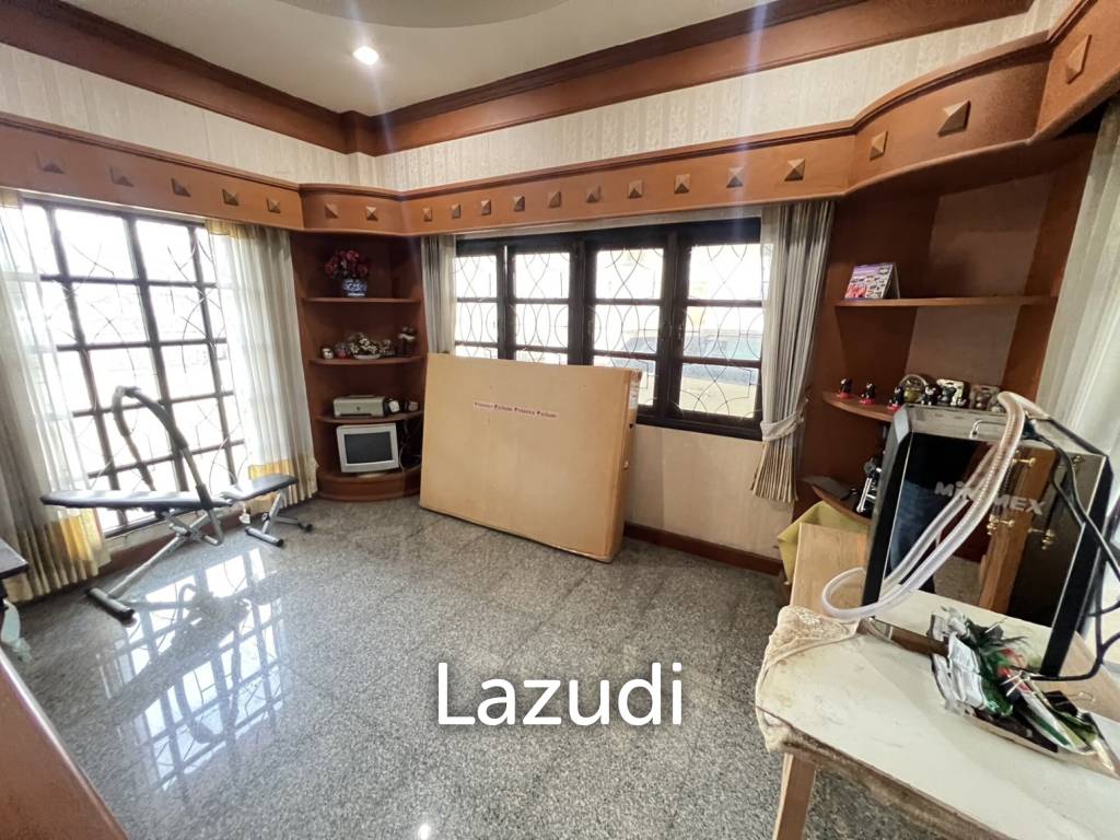 2 Storey House with 6 bedrooms next to main road at Tha Sut