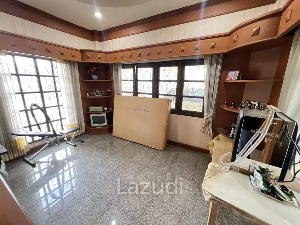2 Storey House with 6 bedrooms next to main road at Tha Sut