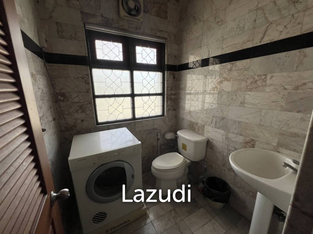 2 Storey House with 6 bedrooms next to main road at Tha Sut
