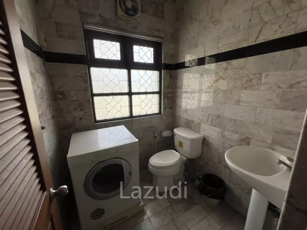 2 Storey House with 6 bedrooms next to main road at Tha Sut