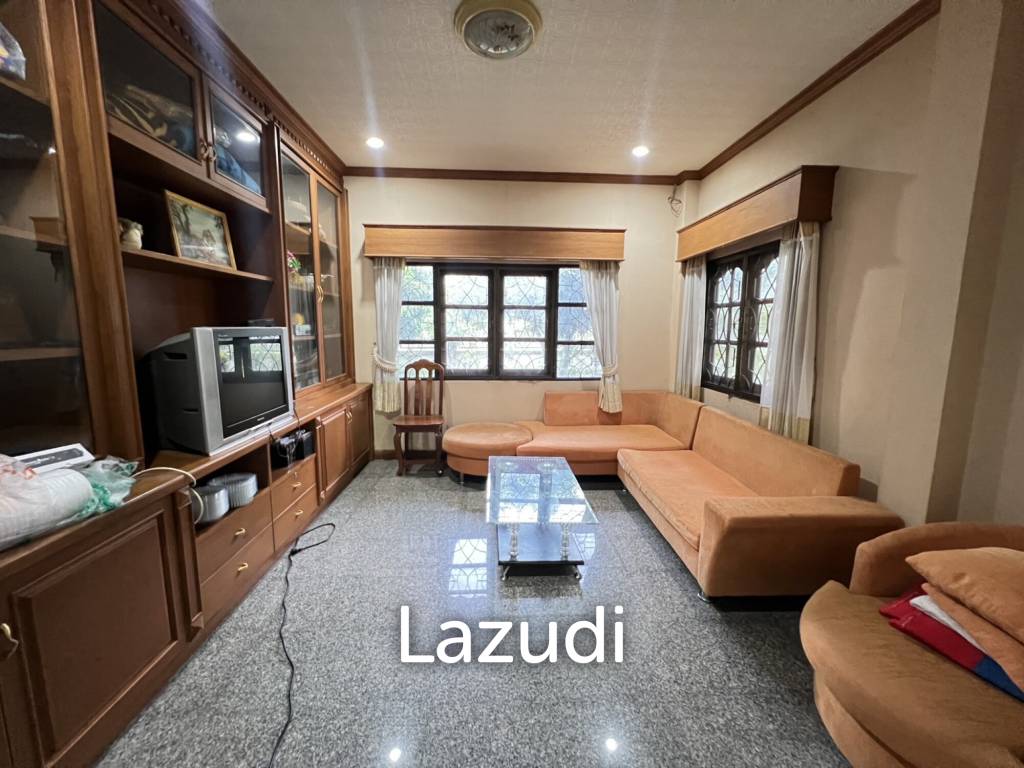 2 Storey House with 6 bedrooms next to main road at Tha Sut