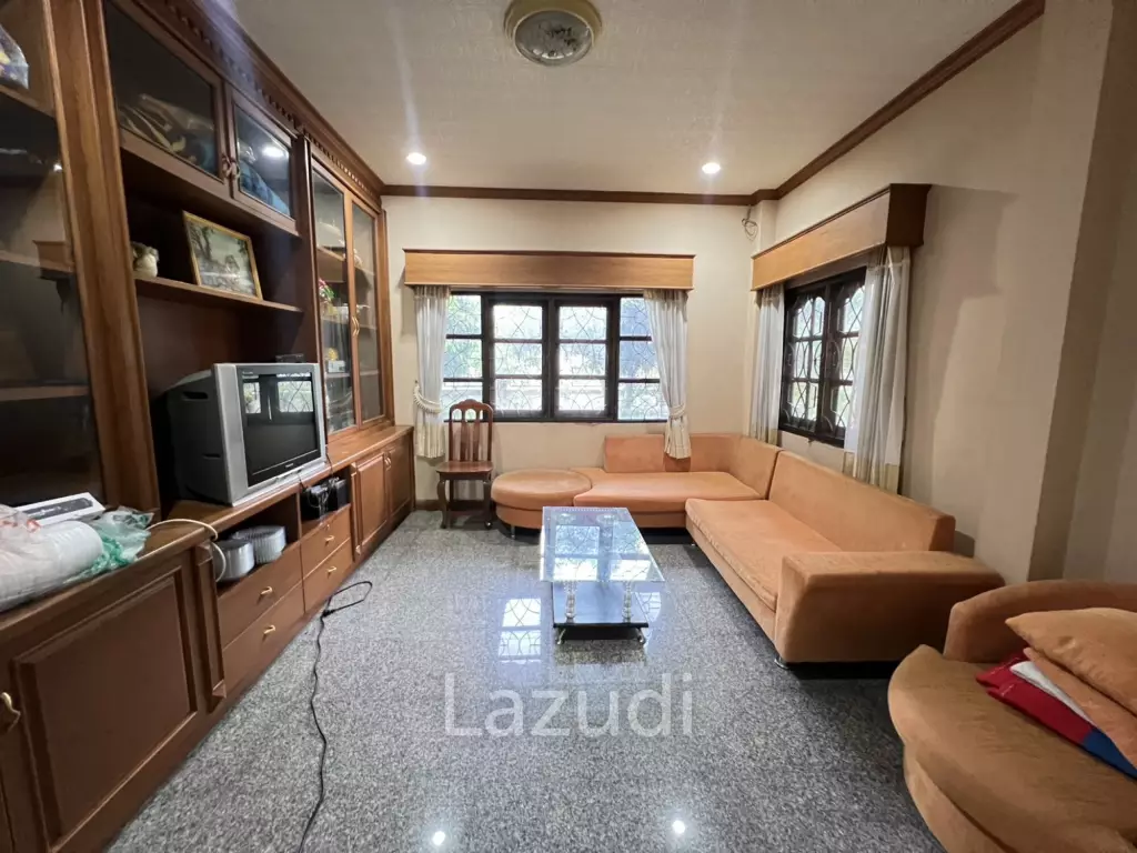 2 Storey House with 6 bedrooms next to main road at Tha Sut