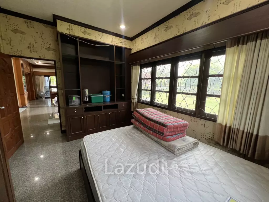 2 Storey House with 6 bedrooms next to main road at Tha Sut