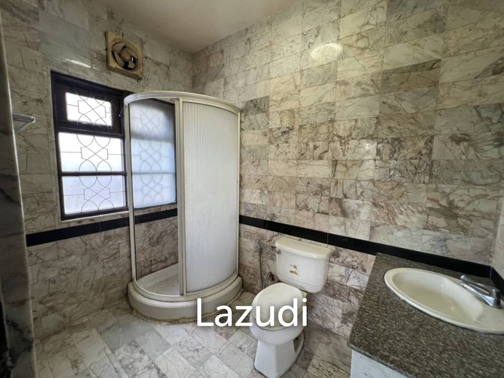 2 Storey House with 6 bedrooms next to main road at Tha Sut