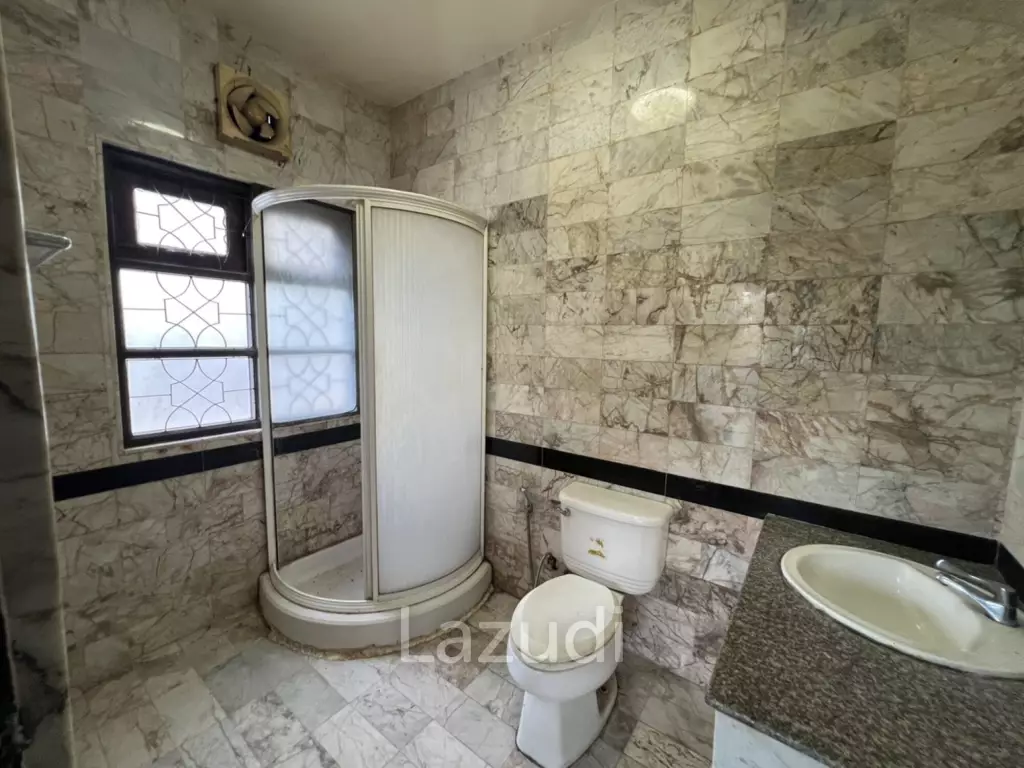 2 Storey House with 6 bedrooms next to main road at Tha Sut