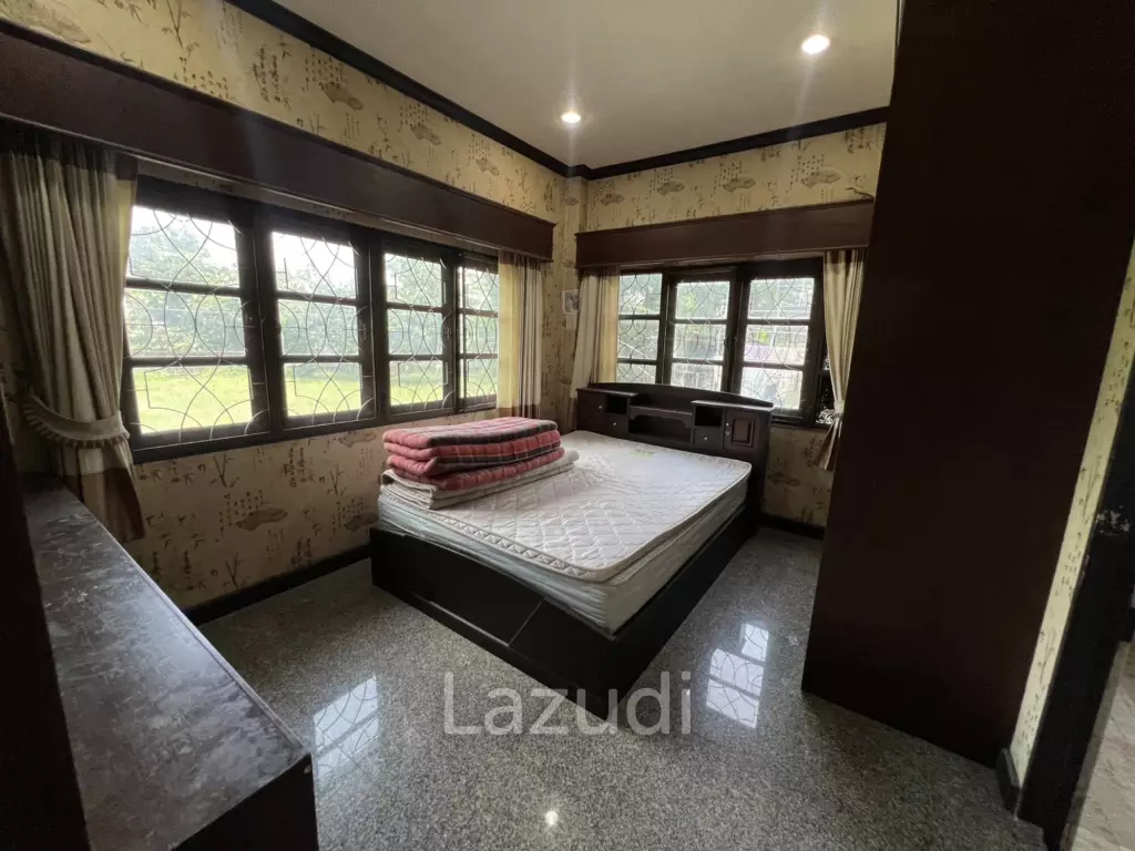 2 Storey House with 6 bedrooms next to main road at Tha Sut
