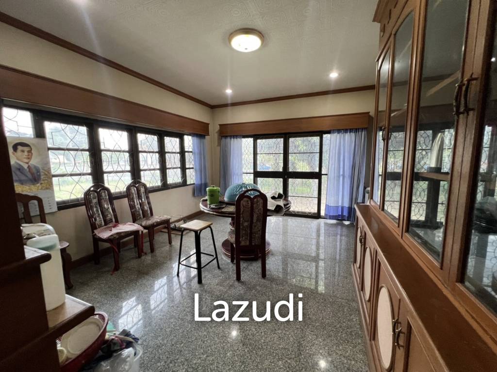 2 Storey House with 6 bedrooms next to main road at Tha Sut