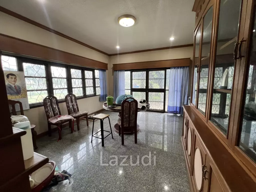2 Storey House with 6 bedrooms next to main road at Tha Sut