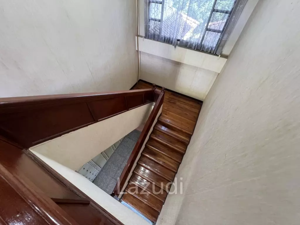 2 Storey House with 6 bedrooms next to main road at Tha Sut