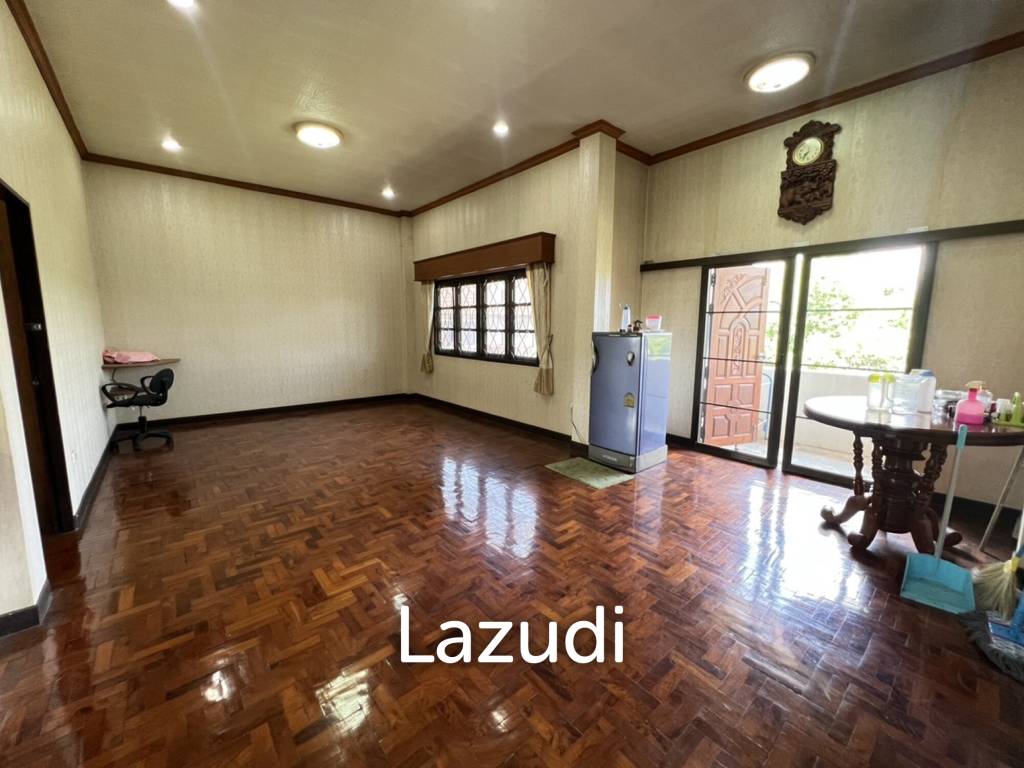 2 Storey House with 6 bedrooms next to main road at Tha Sut