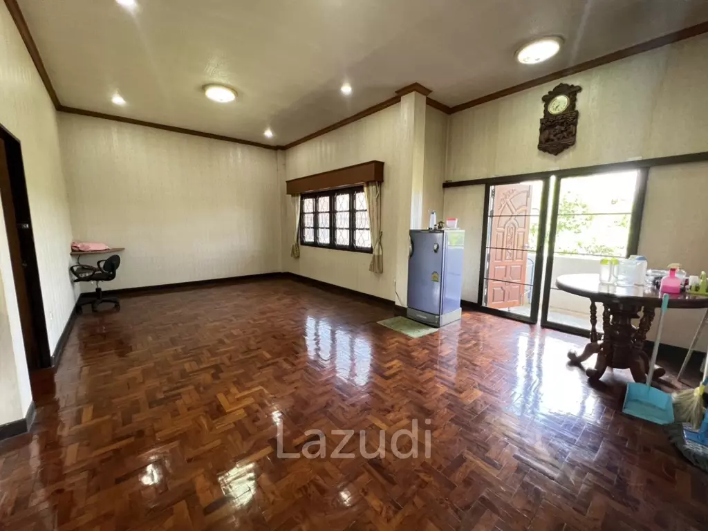 2 Storey House with 6 bedrooms next to main road at Tha Sut