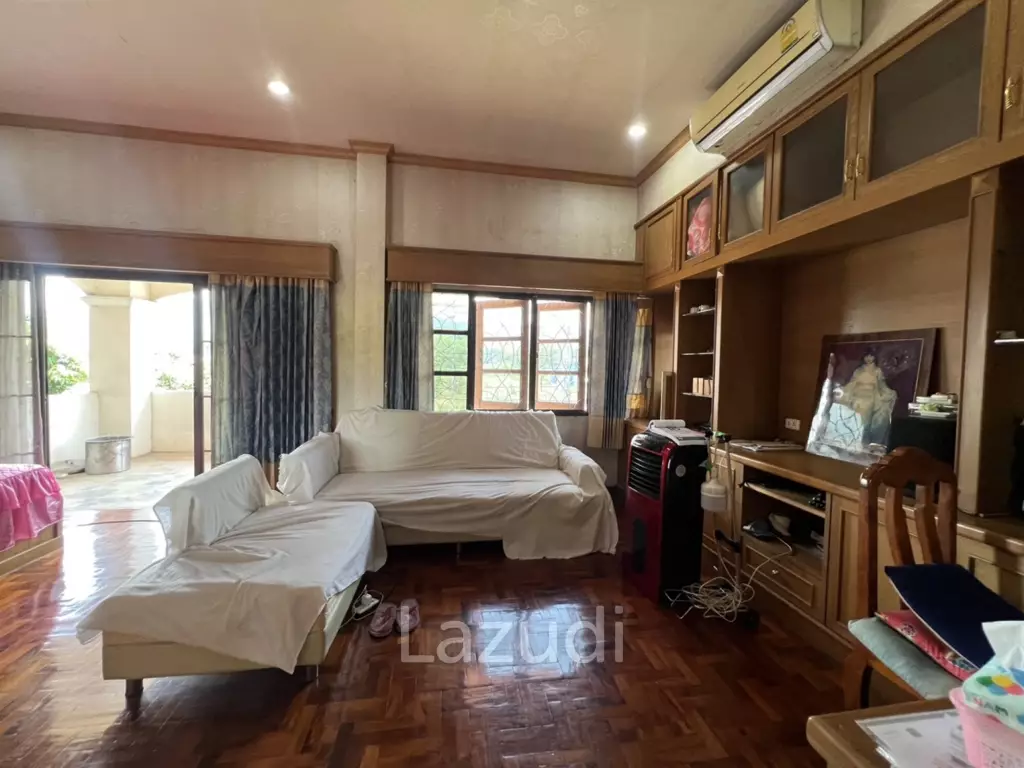 2 Storey House with 6 bedrooms next to main road at Tha Sut