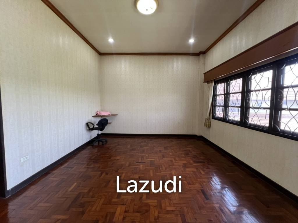 2 Storey House with 6 bedrooms next to main road at Tha Sut