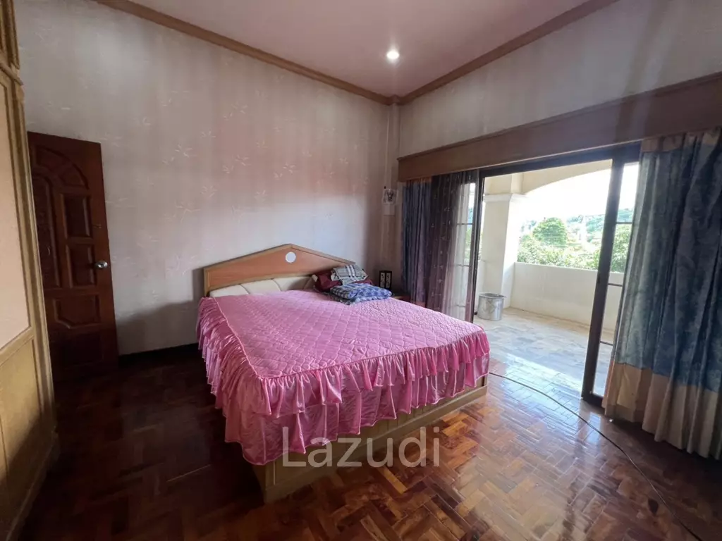 2 Storey House with 6 bedrooms next to main road at Tha Sut