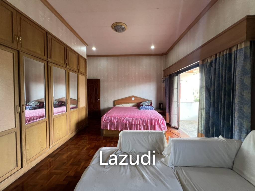 2 Storey House with 6 bedrooms next to main road at Tha Sut