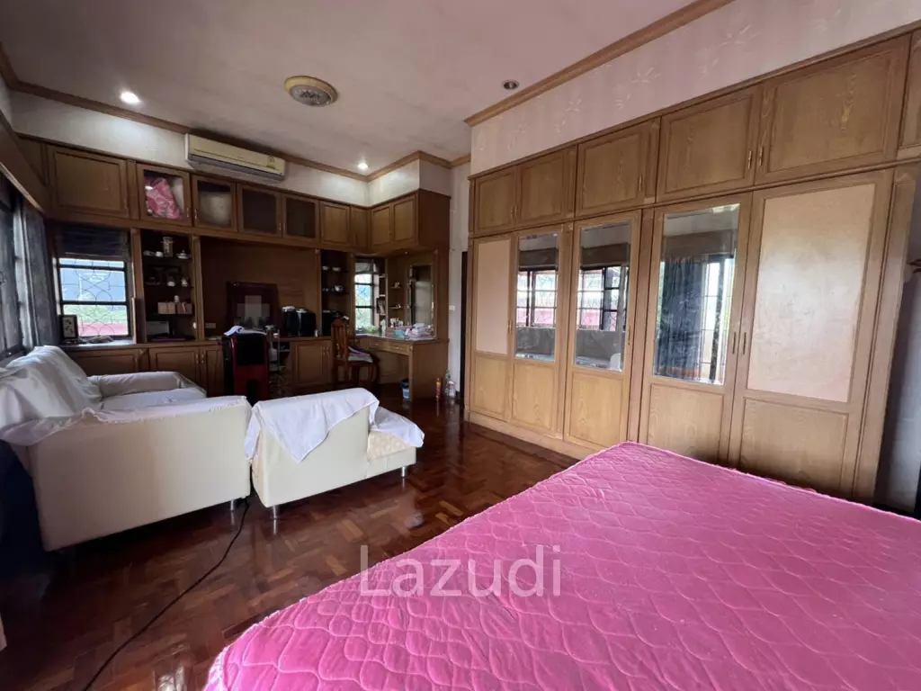 2 Storey House with 6 bedrooms next to main road at Tha Sut