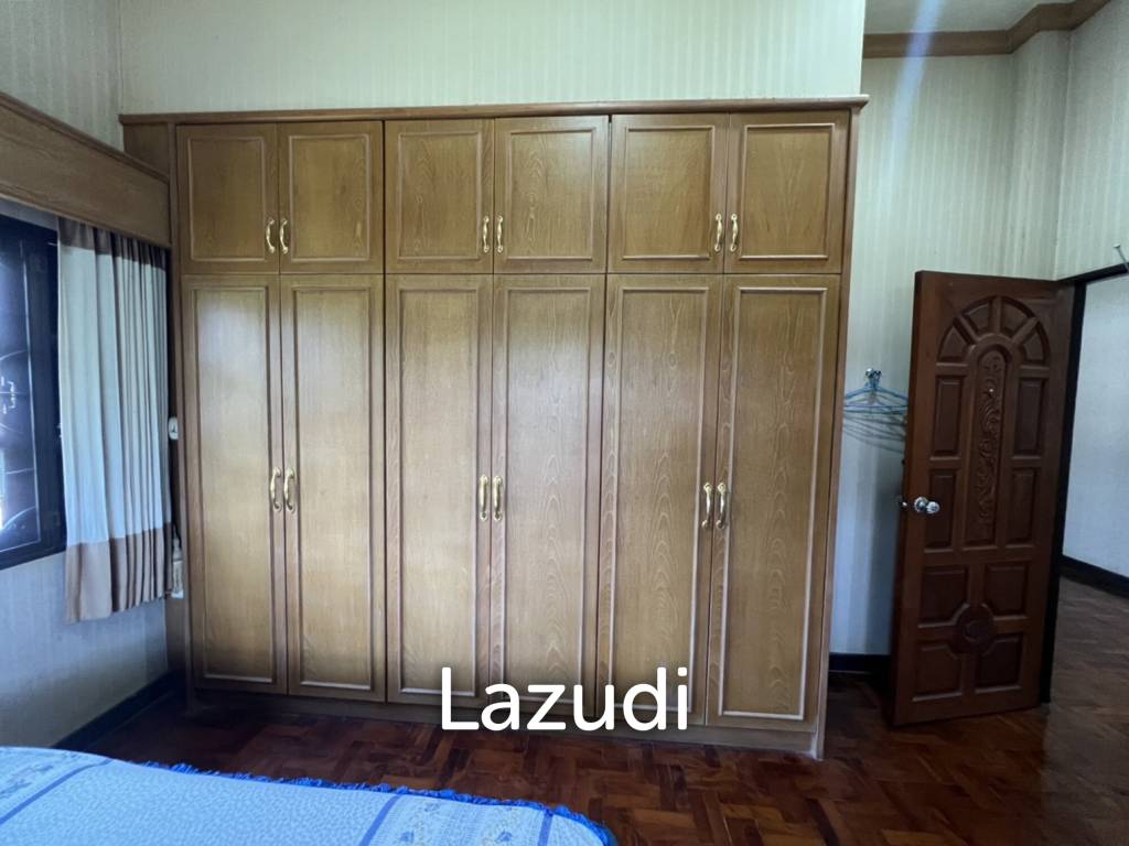 2 Storey House with 6 bedrooms next to main road at Tha Sut